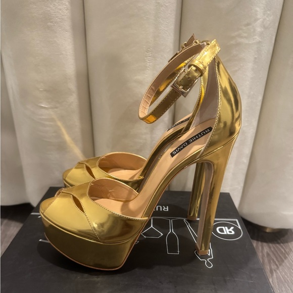 Ruthie Davis Gold Platform Sandals - Picture 8 of 9